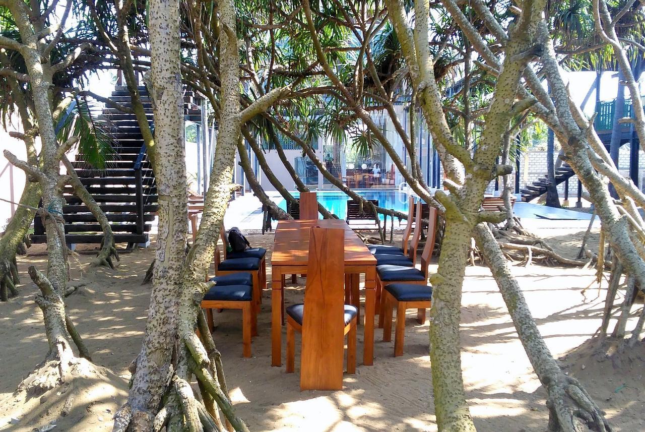 Saprin Beach Resort Uswetakeiyawa Exterior foto