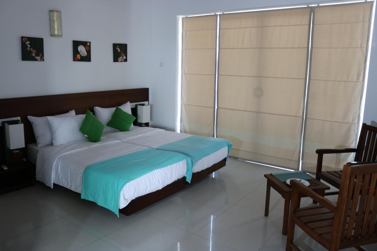 Saprin Beach Resort Uswetakeiyawa Exterior foto
