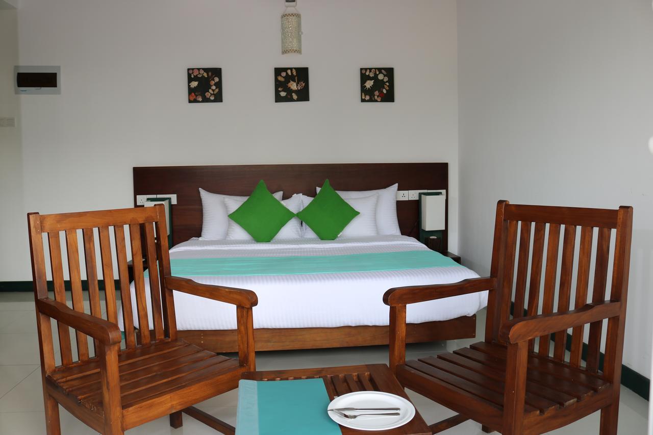 Saprin Beach Resort Uswetakeiyawa Exterior foto