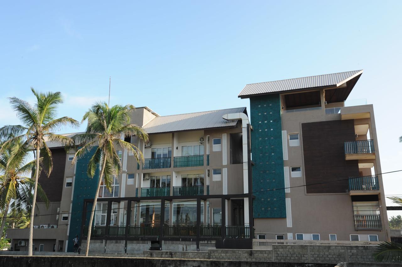 Saprin Beach Resort Uswetakeiyawa Exterior foto