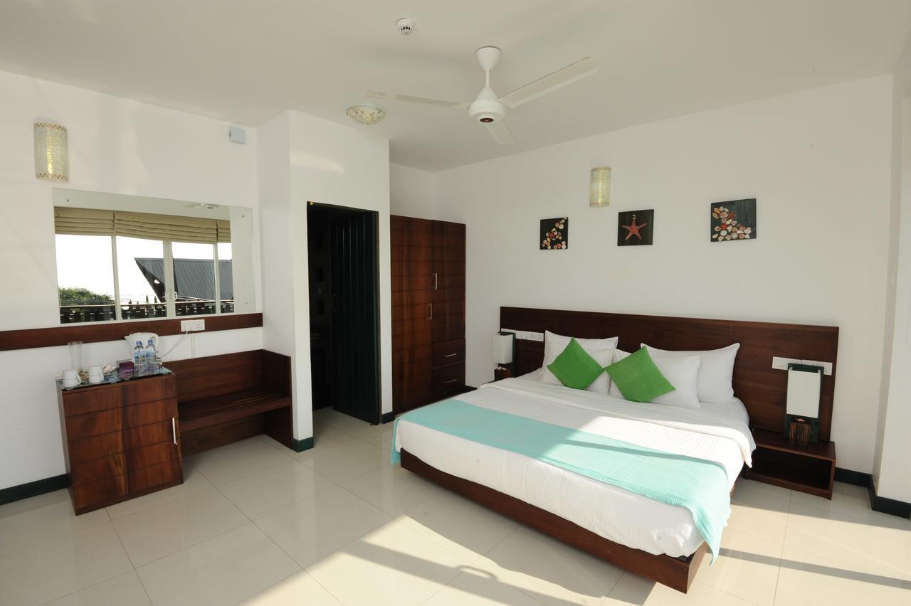 Saprin Beach Resort Uswetakeiyawa Exterior foto