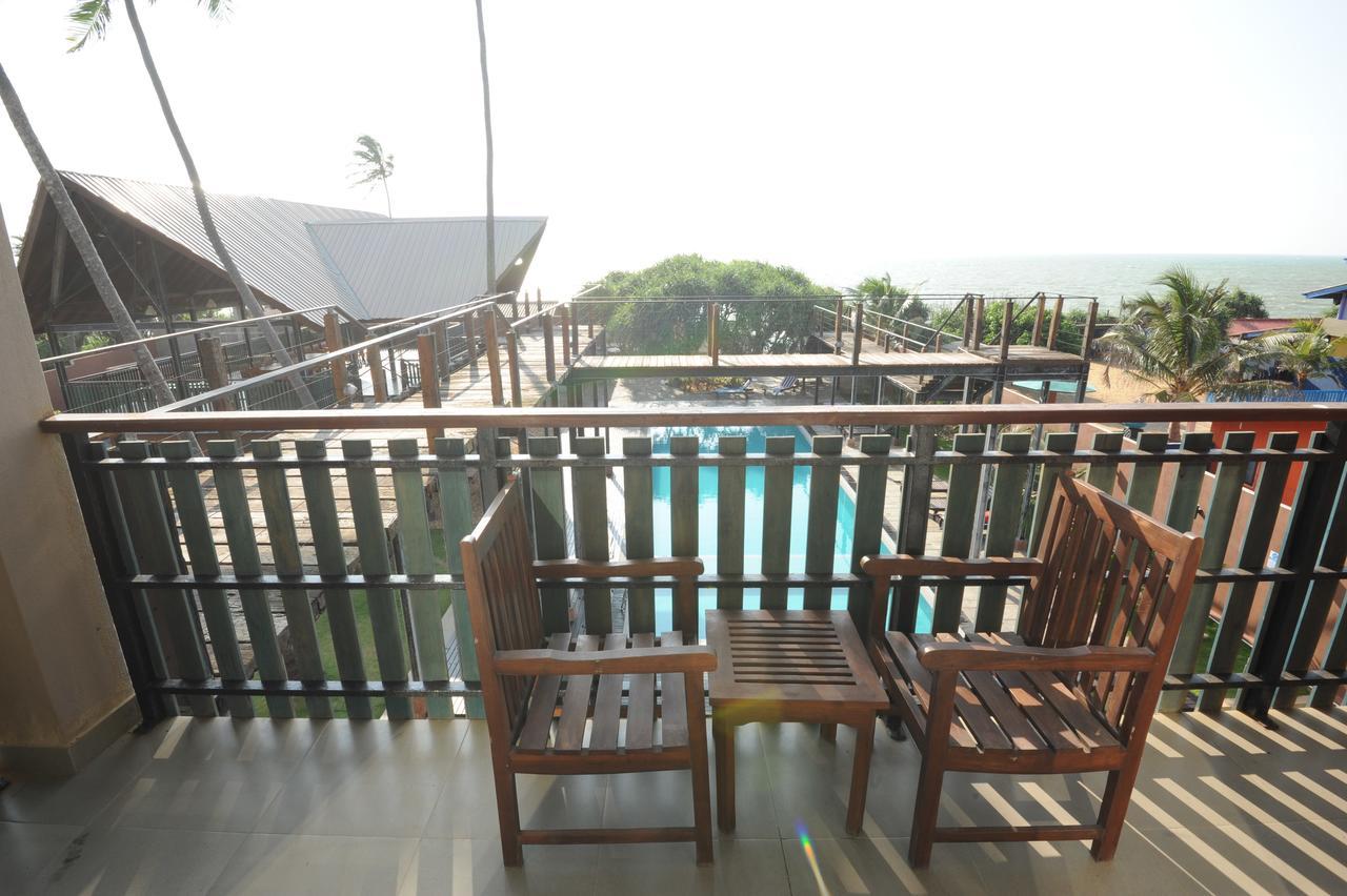 Saprin Beach Resort Uswetakeiyawa Exterior foto
