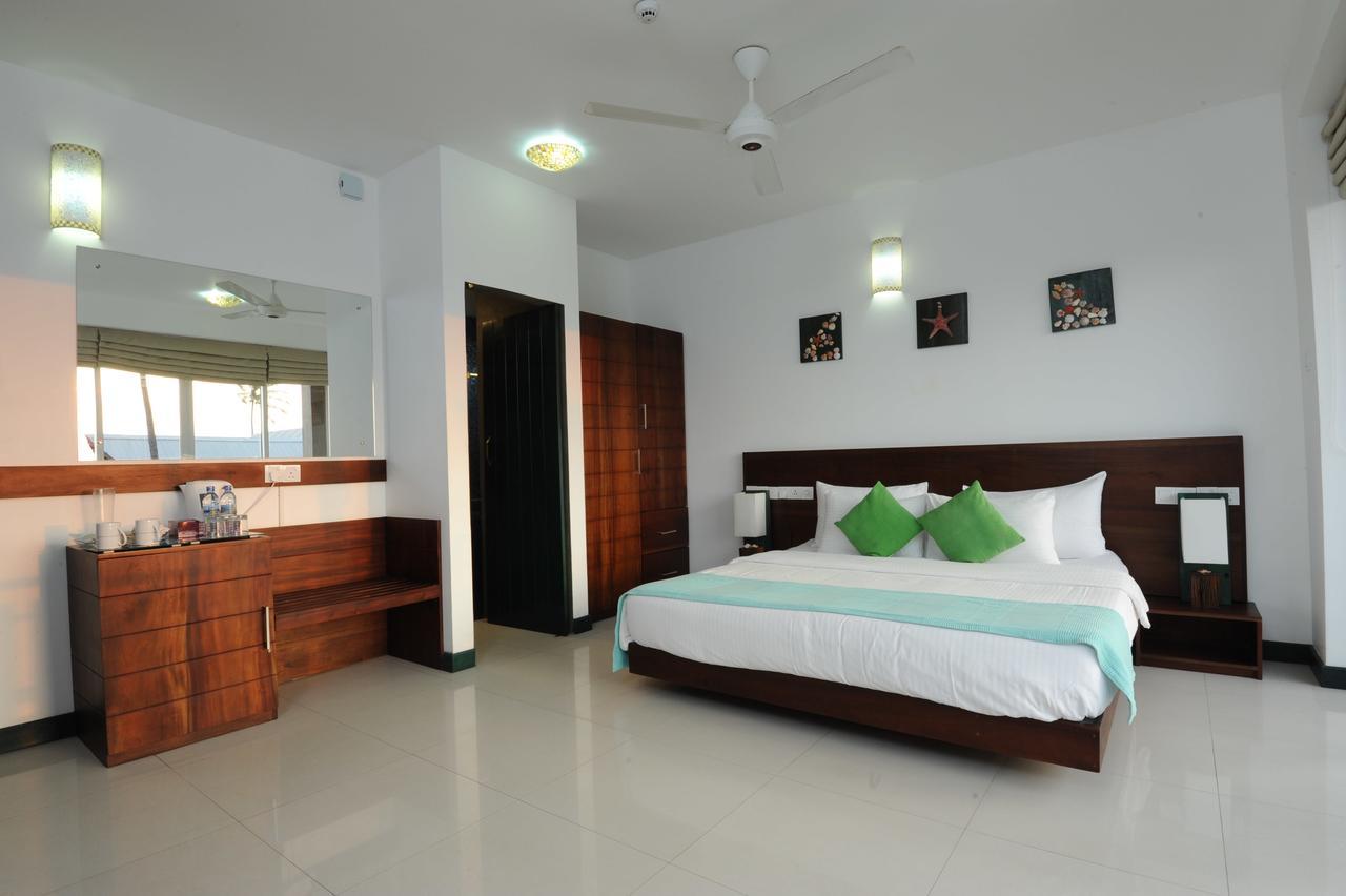Saprin Beach Resort Uswetakeiyawa Exterior foto