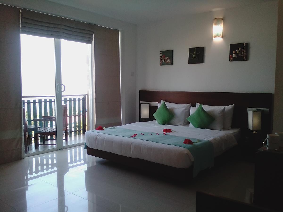 Saprin Beach Resort Uswetakeiyawa Exterior foto