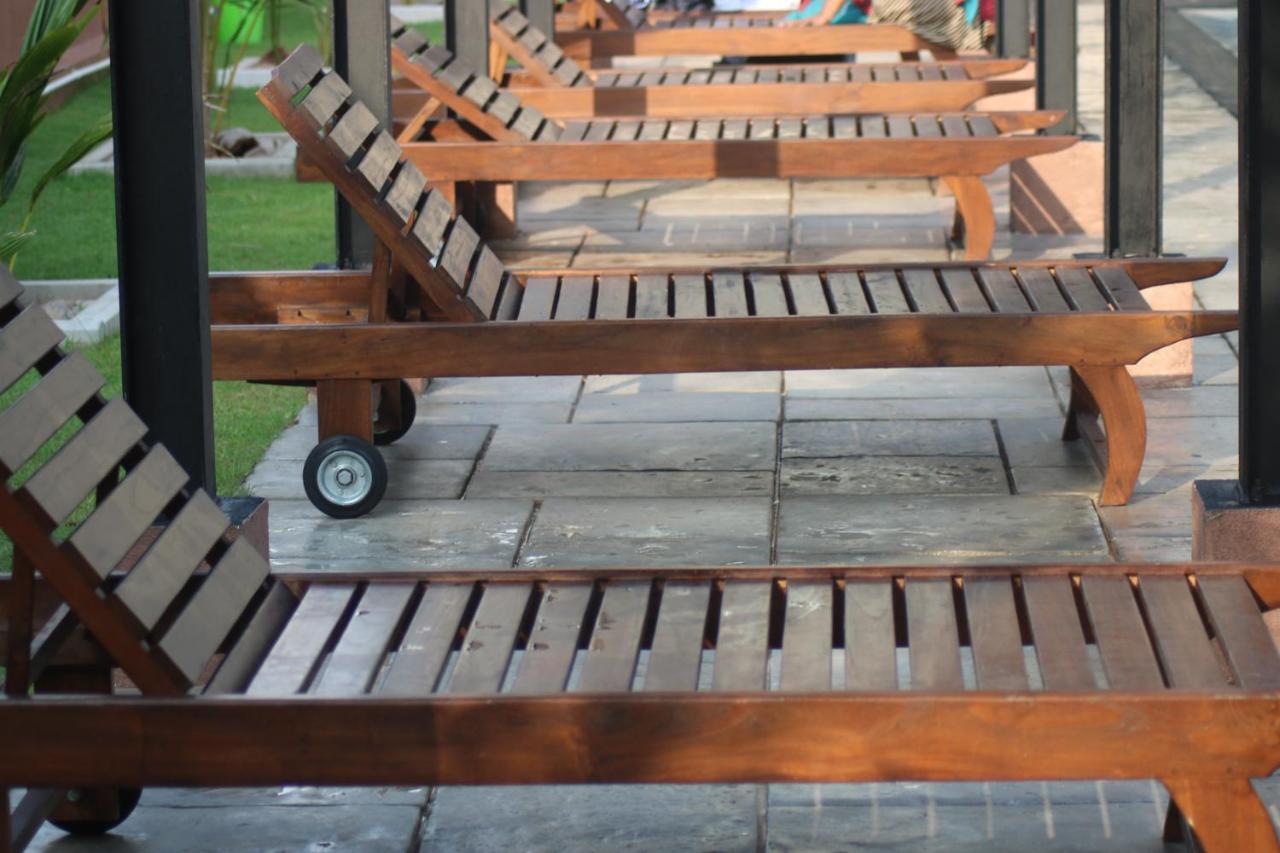 Saprin Beach Resort Uswetakeiyawa Exterior foto