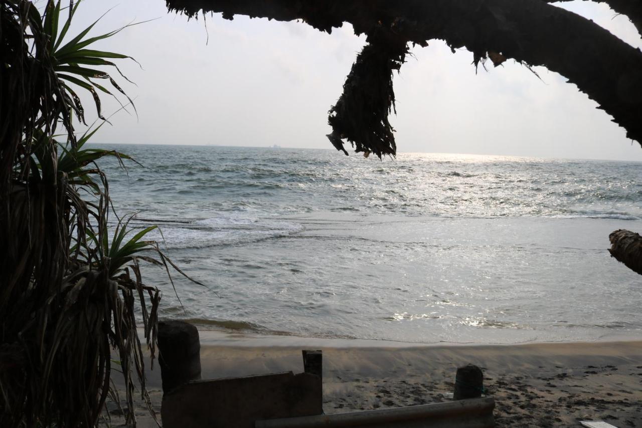 Saprin Beach Resort Uswetakeiyawa Exterior foto